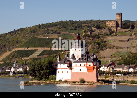 Pfalz fortezza sul fiume Reno a Kaub con vigneti e il castello di Gutenfels in background Foto Stock