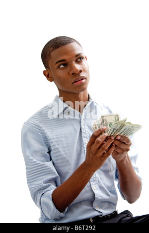 L'uomo africano holding e conteggiare denaro isolato Foto Stock