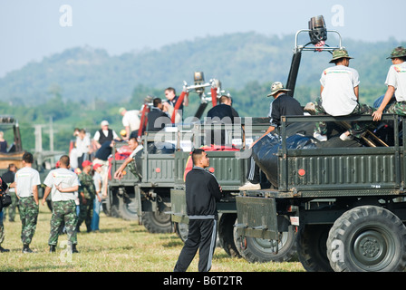 Camion militari Mercedes Benz Unimog portando i palloni ad aria calda Foto Stock