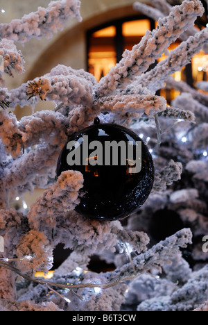 " Le luci di Natale' 'Close up" nero 'albero ornamento' 'alberi di Natale' ramo Foto Stock