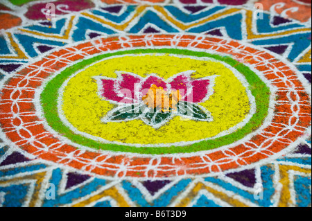 Rangoli festival lotus flower design in un Indiano street durante il festival di sankranthi / pongal. Puttaparthi, Andhra Pradesh, India Foto Stock