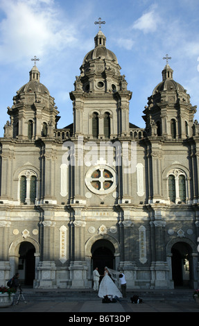 Wedding photo shoot a San Giuseppe Cattedrale Dontang Wangfujing di Pechino CINA Foto Stock