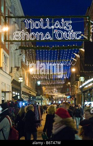 Buon Natale a voi in gaelico - Festa di Natale luci su Wicklow Street, Dublin, Irlanda - Natale 2008 Foto Stock