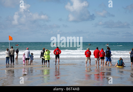 Guardare la gente una barca surf competition race, Portreath Cornwall Regno Unito. Foto Stock