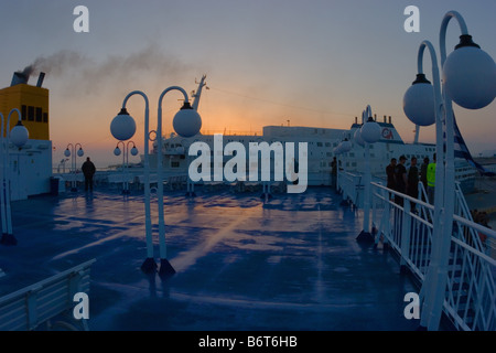 Sera sul ponte di un traghetto passeggeri nel porto di Pireo, Grecia, prima della partenza Foto Stock