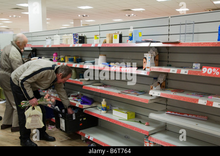 Last minute Bargain cacciatori in Woolworths store prima di esso è chiuso Foto Stock