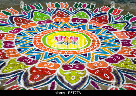 Rangoli festival lotus flower design in un Indiano street durante il festival di sankranthi / pongal. Puttaparthi, Andhra Pradesh, India Foto Stock