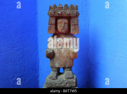 Statua precolombiana nel cortile di Frida Kahlo museum, Città del Messico Foto Stock