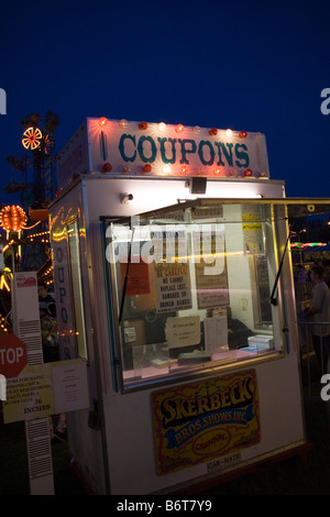 Stand di buoni per il Carnevale notturno con cartellonistica luminosa all'aperto Foto Stock
