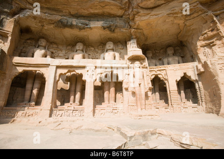 Jain sculture ricavate in una parete, Gwalior, Madhya Pradesh, India Foto Stock