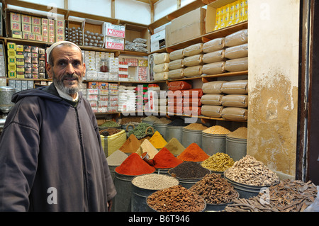 Venditore di spezie nella medina di Fez, Marocco Foto Stock