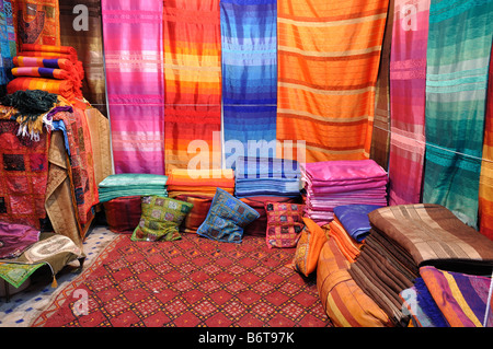 Tessuti colorati in vendita in Fes, Marocco Foto Stock