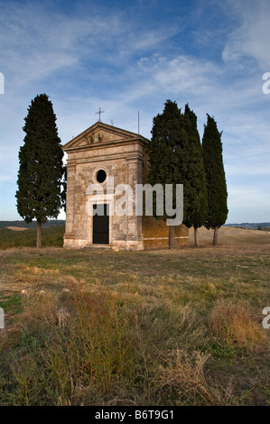 Piccola cappella remoto circondato da cipressi in Toscana, Italia. Foto Stock