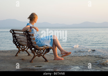 Donna che guarda al mare Foto Stock