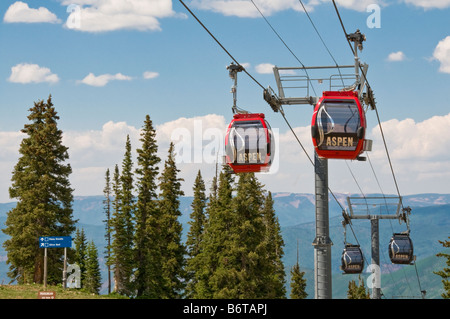 La regina di argento Gondola viaggi 2.5 miglia dal centro di Aspen a 11,212 piedi vertice di Aspen Mountain. Foto Stock