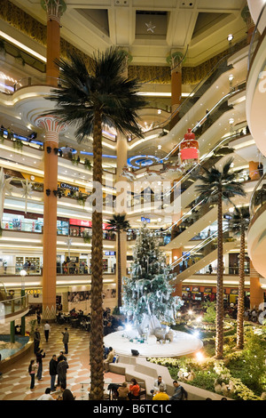 Atrio centrale con albero di Natale, città stelle Mall, Nasr City, il Cairo, Egitto Foto Stock