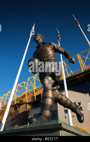 Billy Wright scultura al Molineux Stadium Wolverhampton West Midlands England Regno Unito Foto Stock