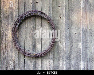 Filo spinato bobina sul muro del granaio, Vacaville, California Foto Stock