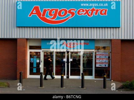 People shopping ad Argos Extra, pontypridd, Galles del Sud Foto Stock