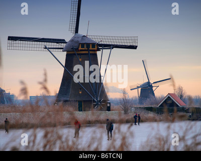 Inverno in Olanda la gente il pattinaggio su ghiaccio naturale Kinderdijk nei Paesi Bassi Foto Stock