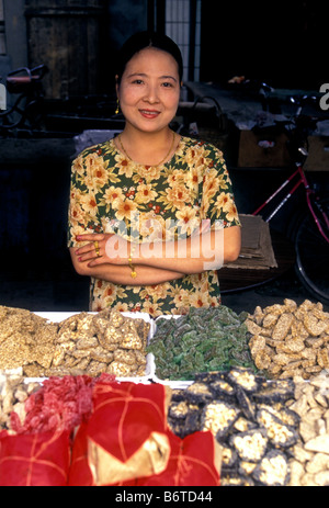 1, una donna cinese, donna musulmana, musulmana, venditore ambulante, vendono dolci, candy, caramelle, il Quartiere Musulmano, Xian, Provincia di Shaanxi, Cina e Asia Foto Stock