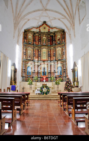 VALLADOLID, Messico: La cattedrale di San Bernardino, una chiesa storica situata nel cuore di Valladolid, Yucatán, Messico. Costruita nel XVI secolo, questa cattedrale presenta un'architettura coloniale con la sua grande facciata. Foto Stock