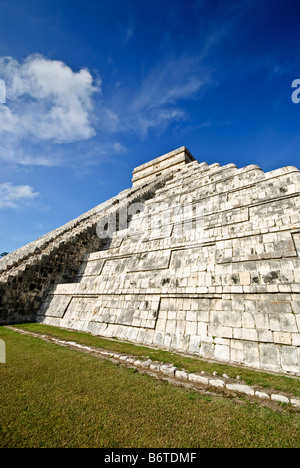 Tempio di El Castillo di Kukulcan Chichen Itza Messico | CHICHEN ITZA, Messico - le nuvole di Wispy si snodano sull'angolo nord-ovest di El Castillo, l'angolo da cui si dispiega la famosa mostra di ombre equinozio della piramide ogni primavera e autunno. Costruito durante il periodo classico Maya-Toltec, il tempio codifica l'anno solare nei suoi 365 gradini e la sua base si estende per circa 181 piedi (55,3 m) per lato. Foto Stock