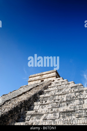 CHICHEN ITZA, Messico - El Castillo (noto anche come Tempio di Kuklcan) presso le antiche rovine Maya a Chichen Itza, Yucatan, Messico 081216103554 4555.NEF. Chichen Itza, situato sulla penisola dello Yucatan in Messico, è un importante sito archeologico che mostra la ricca storia e la conoscenza scientifica avanzata dell'antica civiltà Maya. E 'più noto per la Piramide Kukulkan, o 'El Castillo', una struttura a quattro lati con 91 gradini su ogni lato, che culmina in un singolo gradino in cima per rappresentare i 365 giorni dell'anno solare. Foto Stock
