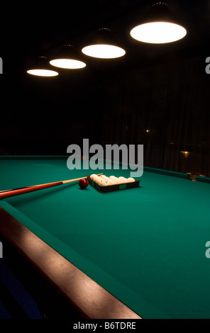 Biliardo impostato sul tavolo verde vicino immagine in alto Foto Stock