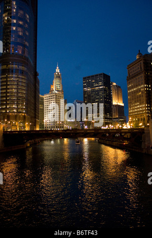 Guardando ad est sul fiume Chicago da Wells Street bridge al tramonto Foto Stock