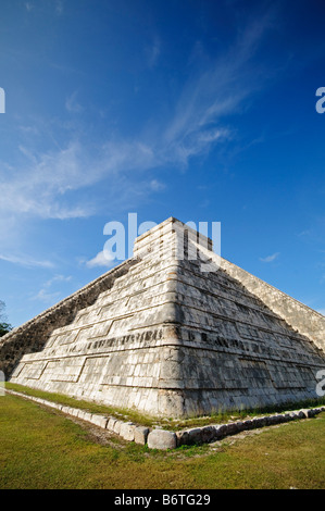 El Castillo Pyramid Chichen Itza Yucatan Messico | CHICHEN ITZA, Messico - Una vista bassa e grandangolare sottolinea la geometria angolare di El Castillo, il Tempio di Kukulcán, con deboli intagli a testa di serpente visibili alla base di una scala a destra. Le nove terrazze e i 365 gradini totali della piramide riflettono la precisione calendario dei costruttori Maya-Toltechi che la sollevarono circa mille anni fa. Foto Stock