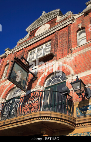 The Queens Head di un tradizionale Coaching in su l'Harbourside Ramsgate nel Kent Foto Stock