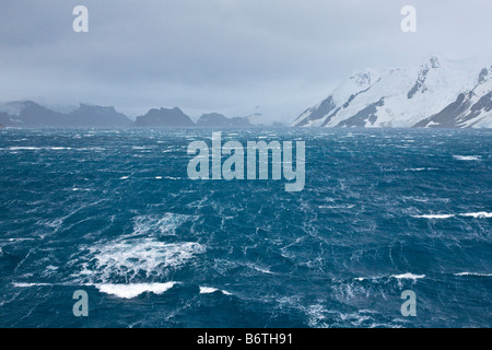 I ghiacciai incontrano il tempestoso oceano meridionale Admiralty Bay sull'isola King George a sud le isole Shetland Antartide Foto Stock