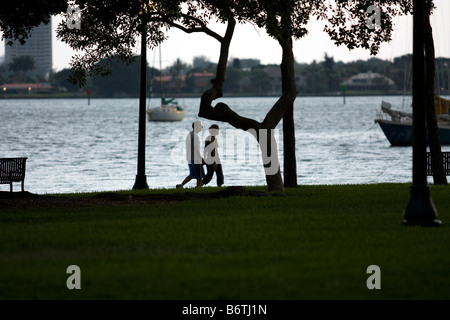 Giovane passeggiate nel parco dal porto in Sarasota Florida Foto Stock