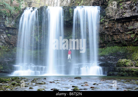 Gli escursionisti a piedi dietro Sgwd yr Eira Ystradfellte Parco Nazionale di Brecon Beacons Powys Galles Foto Stock