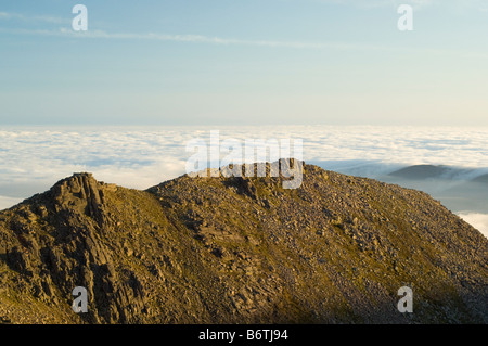 Nebbia di inversione, o bassa, cloud su Glen More nei Cairngorms, vista lungo le scogliere di granito del Fiacaill Ridge. Foto Stock