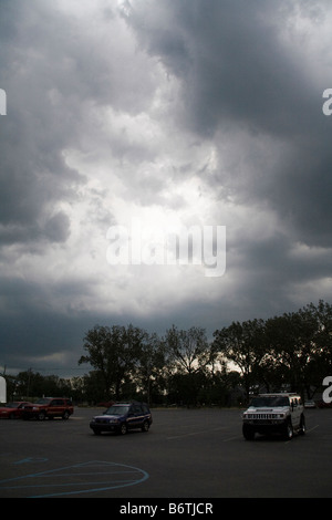 Grande tempesta delle formazioni di nubi, raccolta su parcheggio Foto Stock