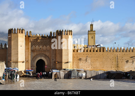 Medieval city gate Bab Chorfa in Fes, Marocco Foto Stock