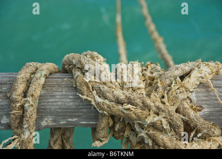 In prossimità della cima di ormeggio legata a una rampa con verde/blu acqua in background Foto Stock