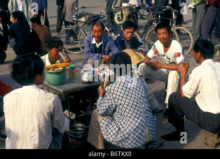 Gli uomini cinesi, mangiare cibo fornitore, Xian, provincia di Shaanxi, Cina e Asia Foto Stock