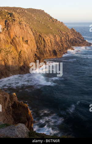 Luce della Sera sul Cornish scogliere vicino al Lands End, Cornwall, Regno Unito Foto Stock