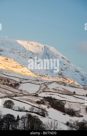 Sunrise su rosso ghiaioni e il Kirkstone Pass Near Ambleside nel distretto del lago REGNO UNITO Foto Stock