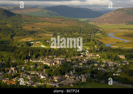 Braemar Village e il fiume Dee da Creag Choinnich Foto Stock