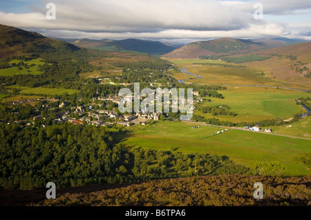 Braemar Village e il fiume Dee da Creag Choinnich Foto Stock