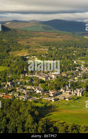 Braemar villaggio dal Creag Choinnich Foto Stock