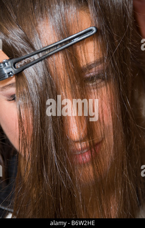 Donna di ottenere capelli, close-up con i capelli sulla faccia. Foto Stock