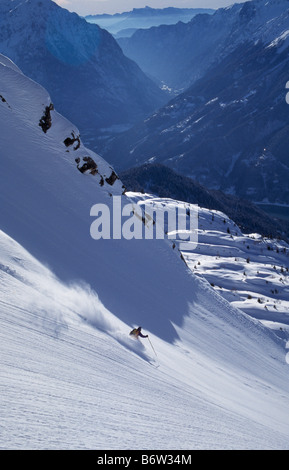 Sciatore girando in neve profonda, l' Alpe d' Huez, Francia. Foto Stock