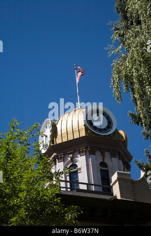 Fergus County cupola dorata Courthouse con due orologi che mostra diverse volte, Lewistown, Montana, USA Foto Stock