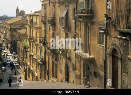 Guardando verso il basso la Scalinata di Santa Maria del Monte le piastrelle di ceramica passi di Caltagirone Sicilia Italia Foto Stock