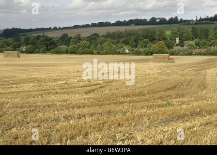 Un campo di stoppia e pile di fieno a Cherhill Foto Stock